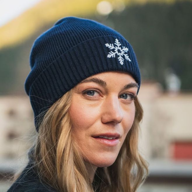 Stále hledáte ten pravý dárek pro svou drahou polovičku? 🎁 Dopřejte jí styl i teplo v jednom – naše dámské čepice Kjus...